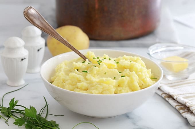 La meilleure recette de purée de pommes de terre ! Variétés de pommes de terre à utiliser pour une purée fine et savoureuse, des conseils, des idées pour varier la recette de base et pour accommoder vos restes de purée.