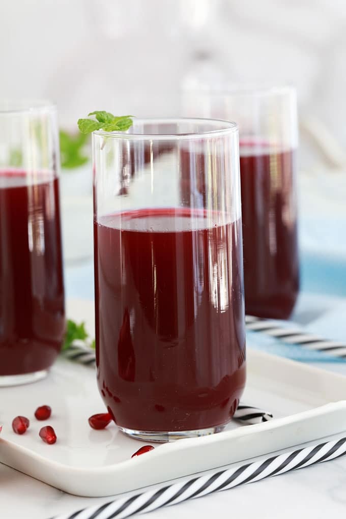 Vous n'avez pas besoin de centrifugeuse pour faire du jus de grenade maison. Un blender et une passoire fine ou un moulin à légumes (passe-vite), c'est tout ce qu'il vous faut!