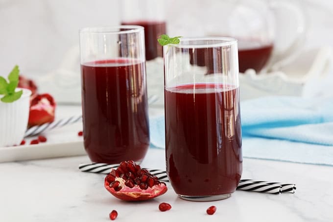 Vous n'avez pas besoin de centrifugeuse pour faire du jus de grenade maison. Un blender et une passoire fine ou un moulin à légumes (passe-vite), c'est tout ce qu'il vous faut!