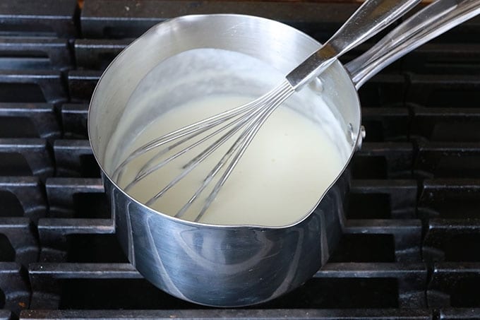 Bechamel maison dans une casserole