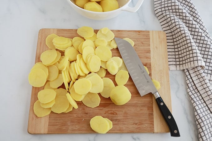 Pommes de terre jaunes coupees en rondelles fines