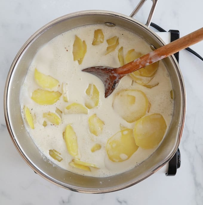 Precuire rondelles de pommes de terre dans creme et lait