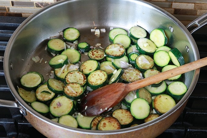 Rondelles de courgettes precuites a la poele avec echalote ail herbes huile sel poivre