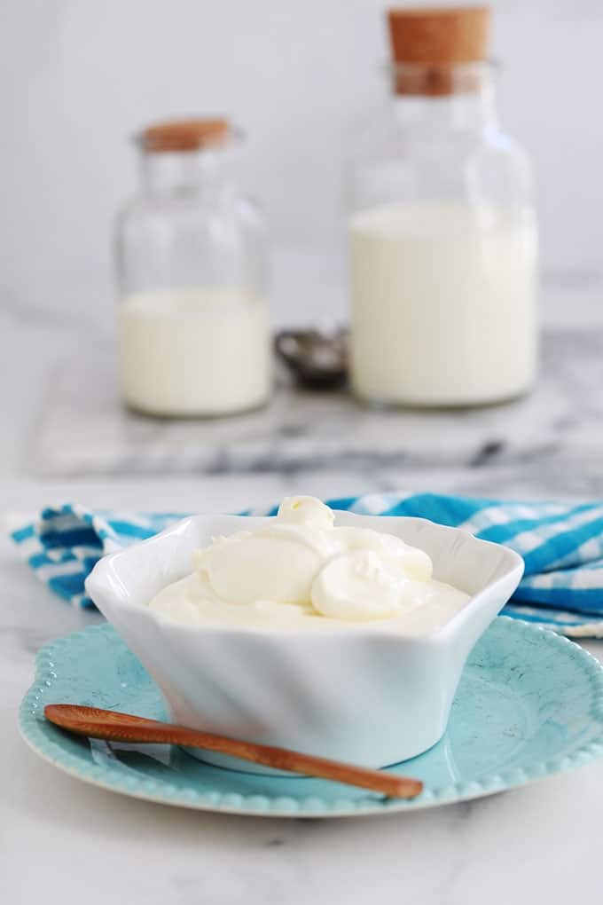 Creme fraiche epaisse faite maison dans un bol