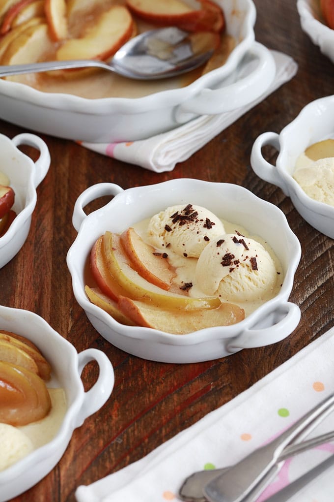 Pommes au four en tranches parfumees cannelle vanille et glace a la vanille saupoudree de chocolat hache