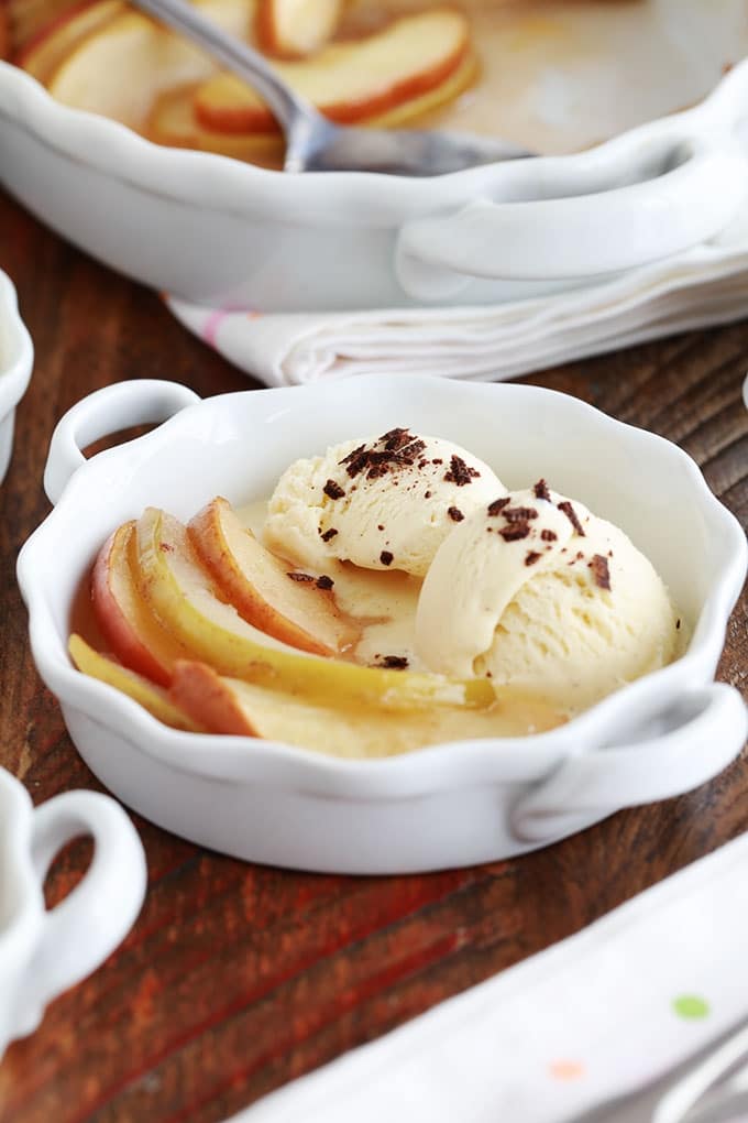 Pommes au four en tranches parfumees cannelle vanille et glace a la vanille saupoudree de chocolat hache