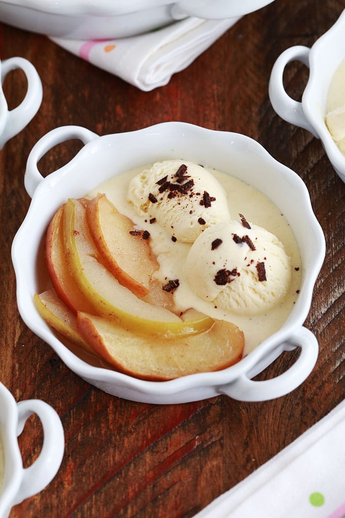 Pommes au four en tranches parfumees cannelle vanille et glace a la vanille saupoudree de chocolat hache