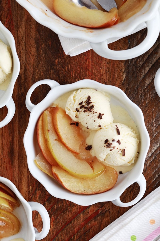 Pommes au four en tranches parfumees cannelle vanille et glace a la vanille saupoudree de chocolat hache