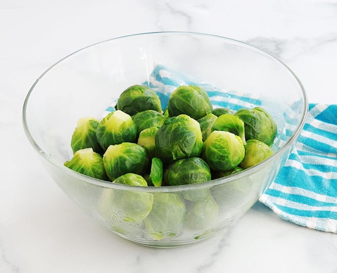 Choux de Bruxelles blanchis egouttes dans un bol