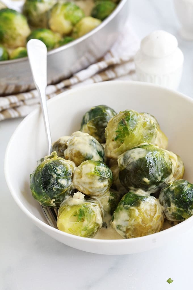 Choux de Bruxelles blanchis sauce moutarde cremeuse dans un bol