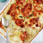 Gratin dauphinois avec fromage creme lait dans un plat à gratin