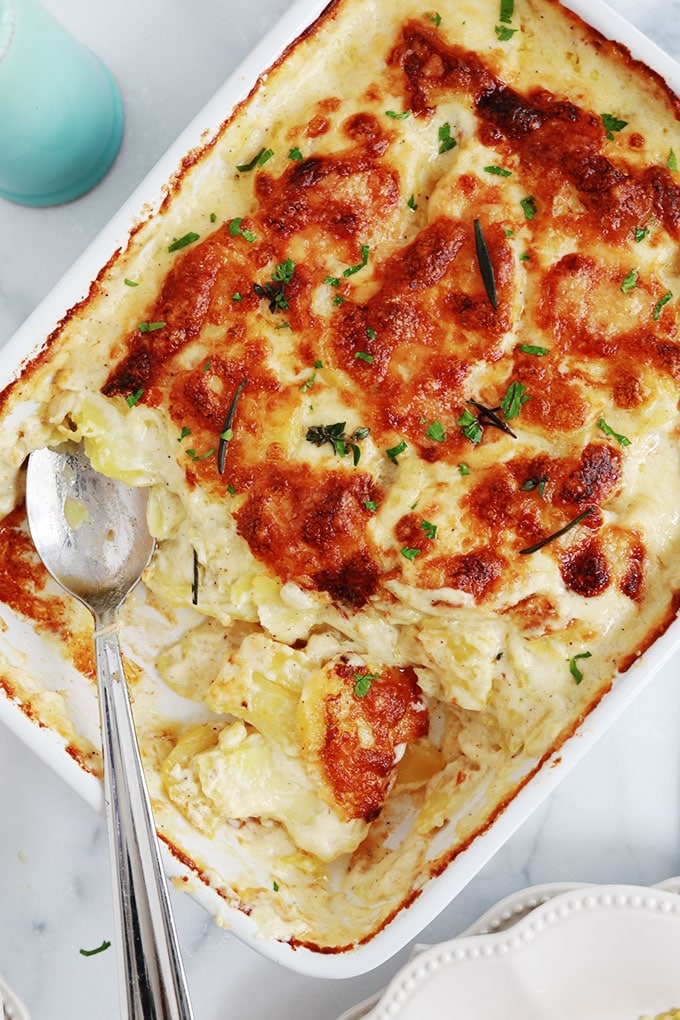 Gratin dauphinois avec fromage creme lait dans un plat à gratin