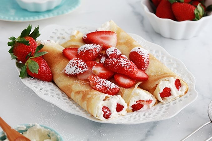 Crepes roulees creme chantilly fraises