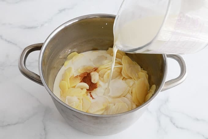 Rondelles de pommes de terre ail assaisonnement creme et lait dans une cocotte