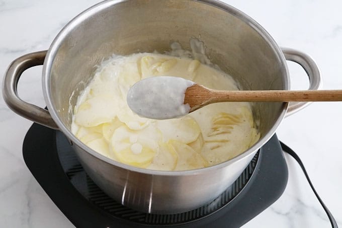 Rondelles de pommes de terre assaisonees et precuites dans de la creme et du lait