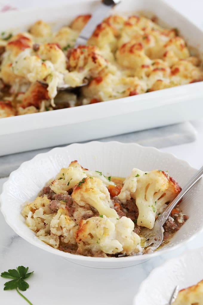 Gratin de chou fleur viande hachee sauce bechamel dans une assiette et plat à gratin