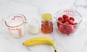 Ingredients smoothie - fraise banane yaourt lait miel