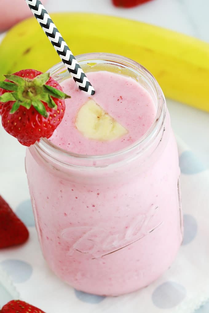 Smoothie fraises banane yaourt lait miel dans un pot