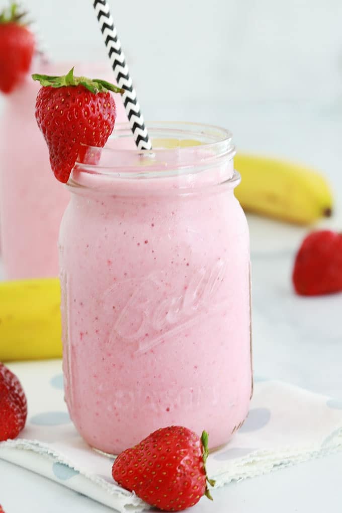 Smoothies fraise banane yaourt dans deux pots