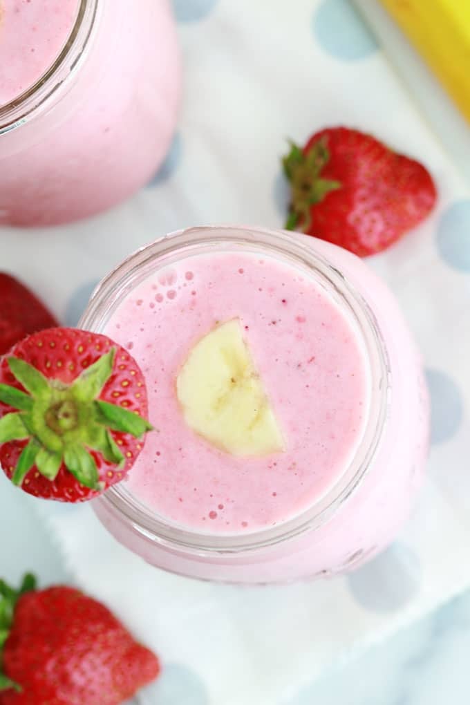 Smoothies fraise banane yaourt dans un pot