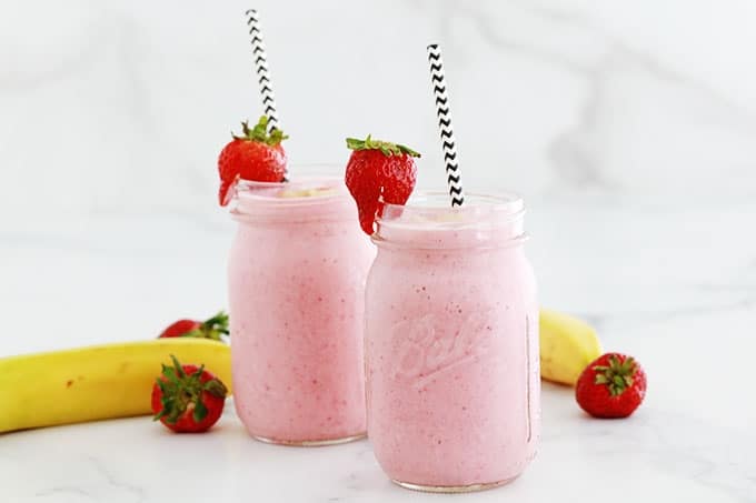 Smoothie fraise banane yaourt dans deux pots