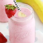 Smoothie fraise banane yaourt dans un pot