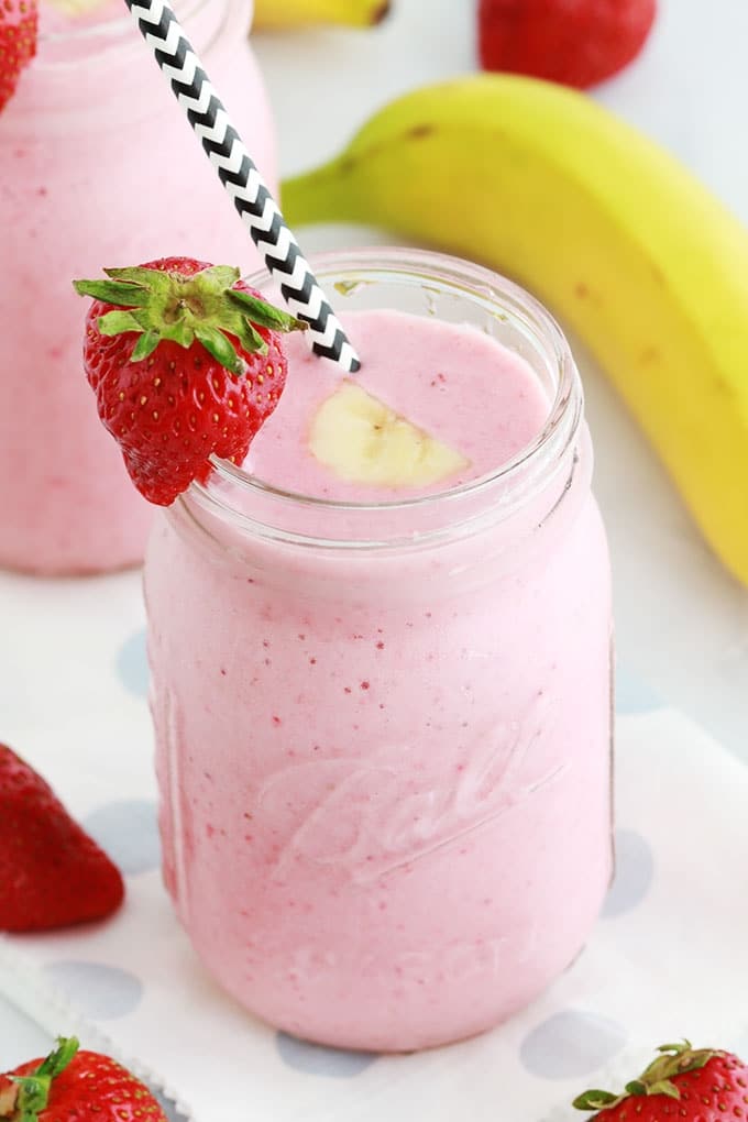 Smoothie fraise banane yaourt dans un pot