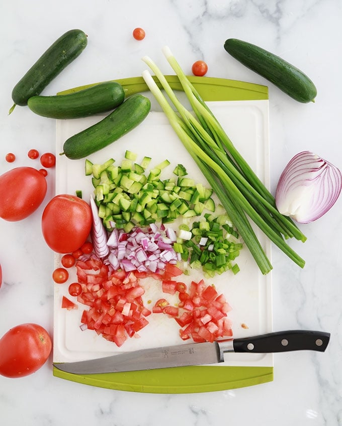 Couper les legumes tomates concombre oignons rouge et vert