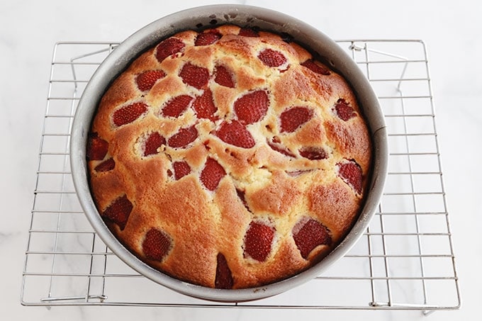 Gateau yaourt fraises dans le moule de cuisson sur une grille