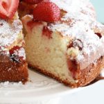 Gateau yaourt fraises coupe sur un plat a gateau