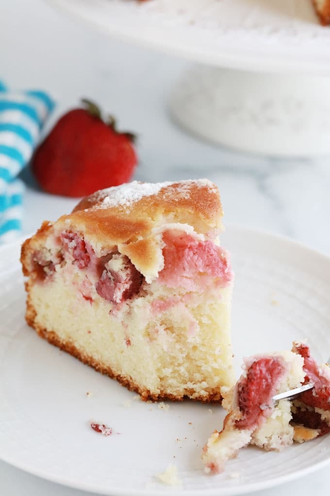 Morceau de gateau au yaourt aux fraises fraiches dans une assiette a dessert