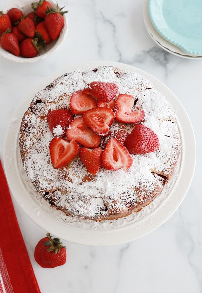 Gateau au yaourt et fraises fraiches sur un plat a gateau