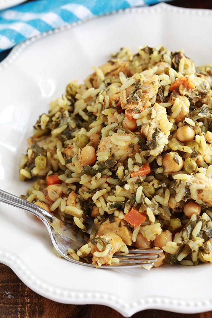 Dans un plat de service du riz cuit à la vapeur tunisien poulet legumes (rouz jerbi tounsi)