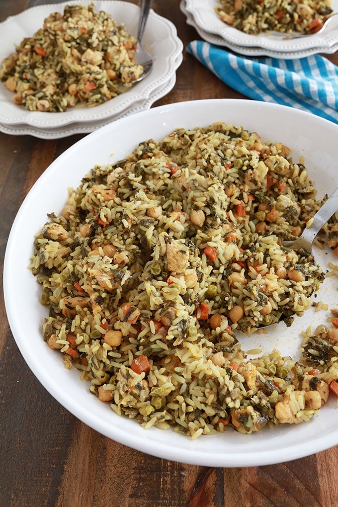 Dans un plat de service du riz cuit à la vapeur tunisien poulet legumes (rouz jerbi tounsi)