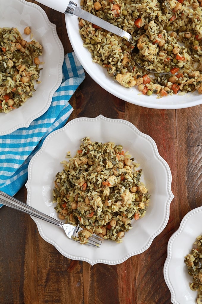 Dans un grand plat et des assiettes de service du riz cuit à la vapeur tunisien poulet legumes (rouz jerbi tounsi)