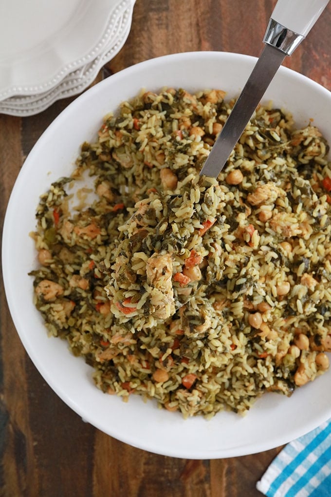 Dans un plat de service du riz cuit à la vapeur tunisien poulet legumes (rouz jerbi tounsi)