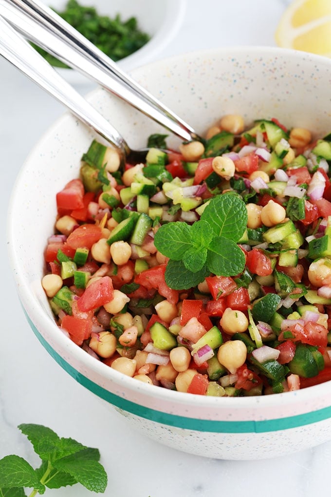 Salade de pois chiches parfumée à la menthe dans un bol