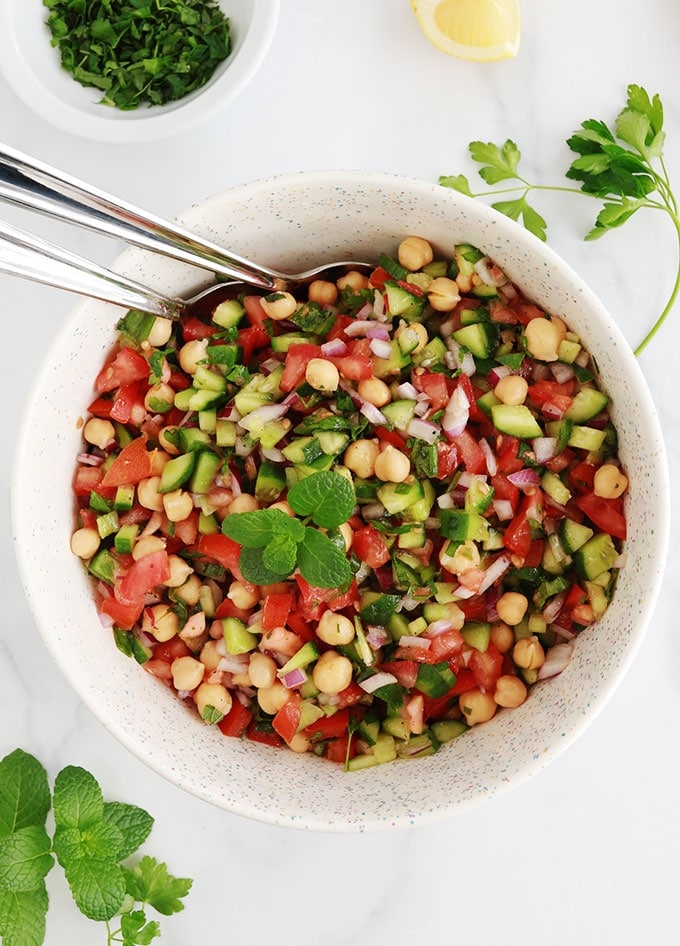 Salade de pois chiches parfumée à la menthe dans un bol