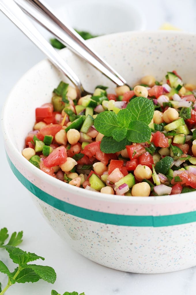 Salade de pois chiches parfumée à la menthe dans un bol