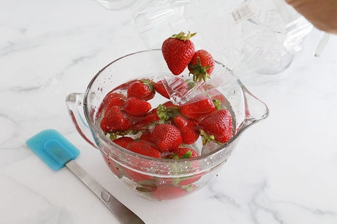 Fraises fraiches versees dans un melange d'eau et de vinaigre