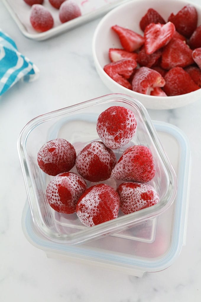 Fraises congelees dans des contenants