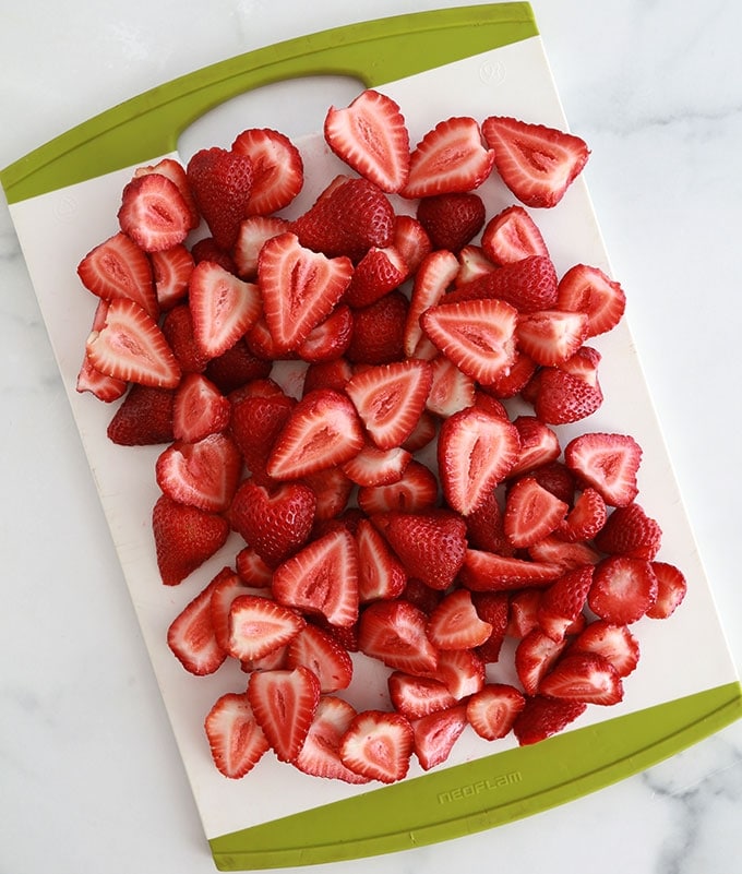 Couper les fraises fraîches