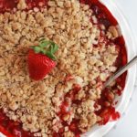 Crumble aux fraises et flocons d'avoine dans un moule