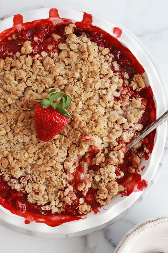 Crumble aux fraises et flocons d'avoine dans un moule