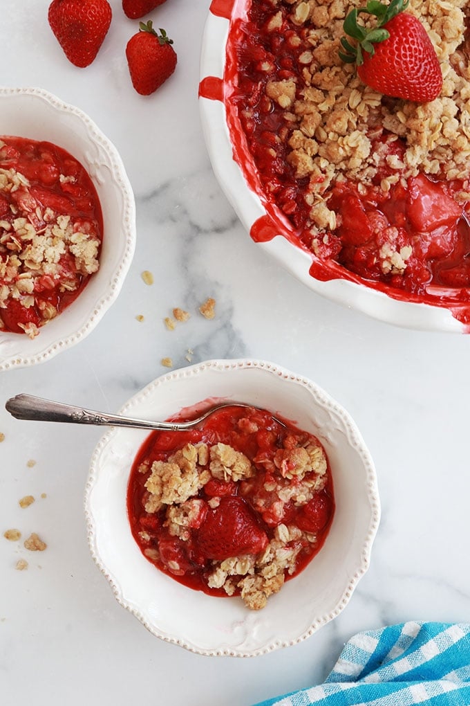 Crumble aux fraises et avoine dans des bols et dans le moule de cuisson