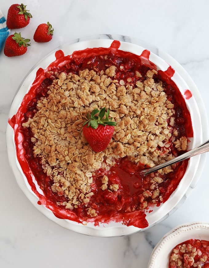 Crumble aux fraises et flocons d'avoine dans un moule