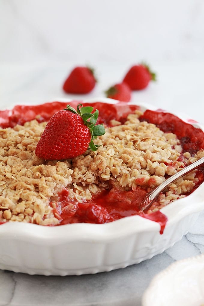 Crumble aux fraises et flocons d'avoine dans un moule