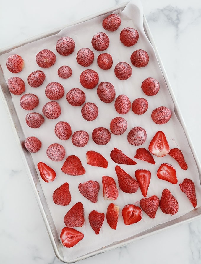 Fraises congelees (durcies) au congelateur sur une plaque a patisserie