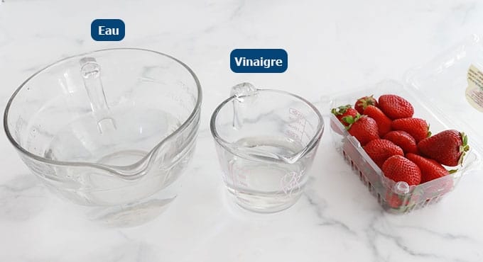 Eau vinaigre et fraises fraîches dans une barquette