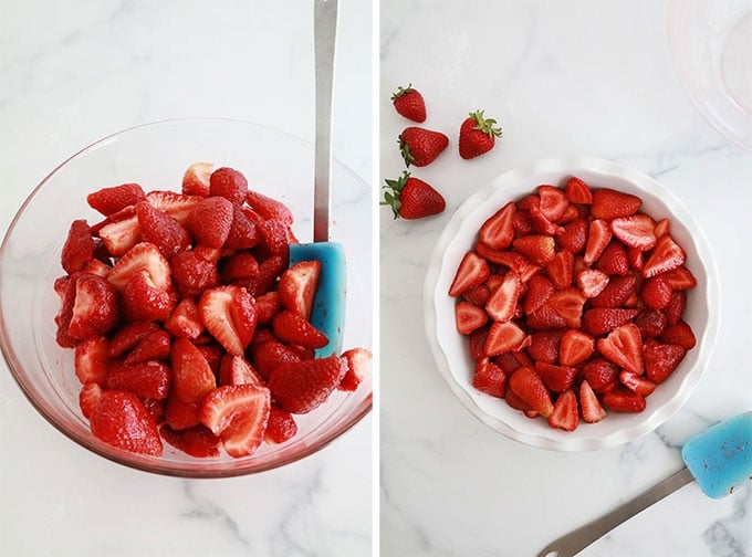 La garniture du crumble aux fraises dans un bol et au fond du moule à tarte